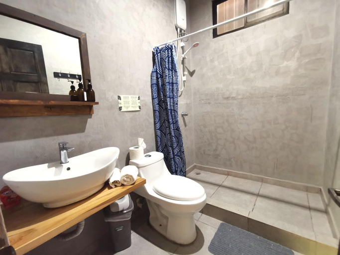 Bathroom 2, Riverside Apartments, Puntarenas