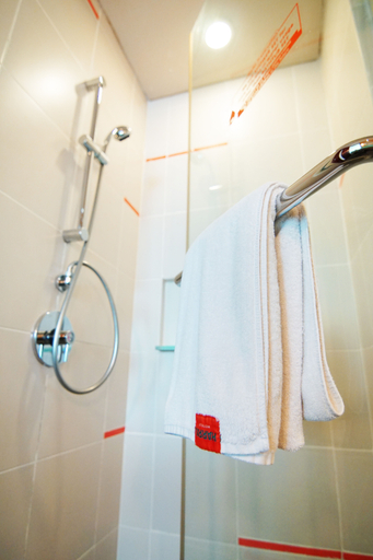 Bathroom 5, HARRIS Hotel Batam Center, Batam