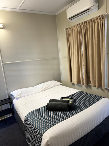 Bedroom 3, Clermont Hotel Motel, Belyando
