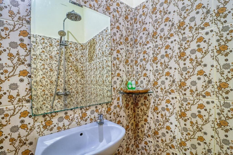Bathroom 3, Nibugi Guest House, Klungkung