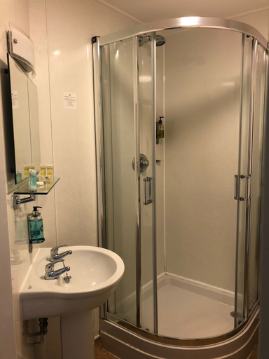 Bathroom 2, USK AND RAILWAY INN, Powys