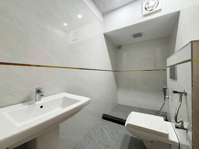 Bathroom 4, Hotel Emerald Suites & Banquet, Gautam Buddha Nagar