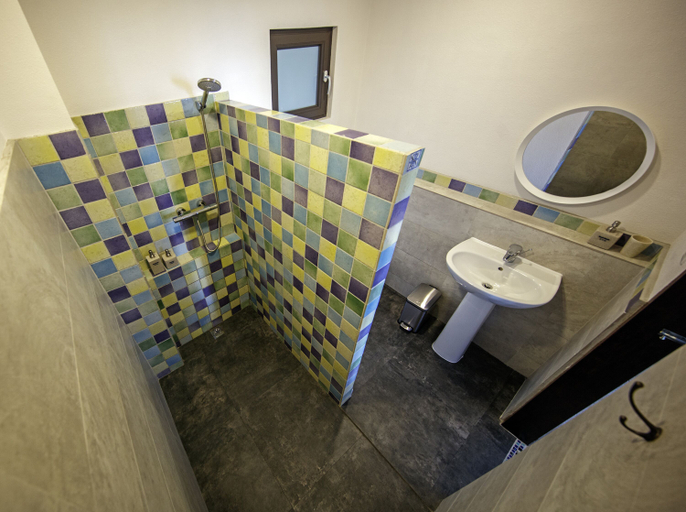 Bathroom 4, Emoha Dive Resort, Santander
