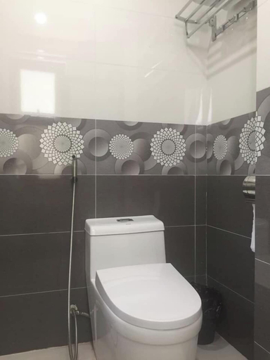 Bathroom 4, Van Nam Hotel by OnHotelRooms, Cầu Giấy