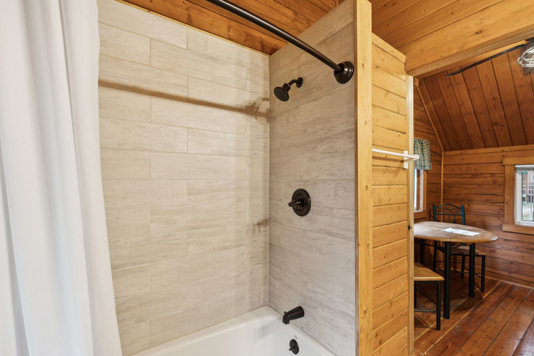 Bathroom 4, Lost Horse Lodge, Ravalli