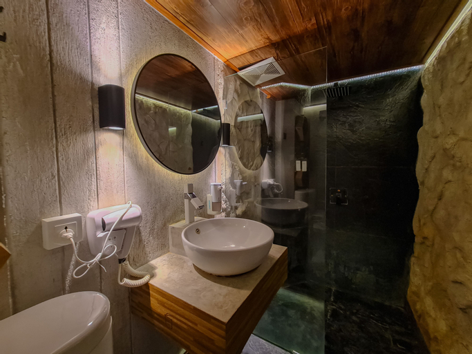 Bathroom 10