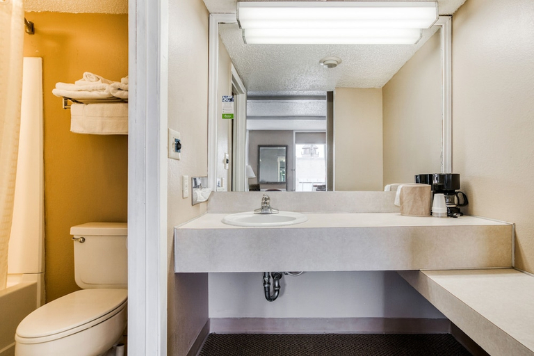 Bathroom 5, OYO Hotel Wichita Falls - Downtown, Wichita