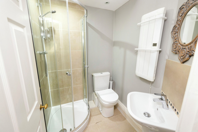 Bathroom 4, JOIVY Royal Mile Tower Apartment, Edinburgh