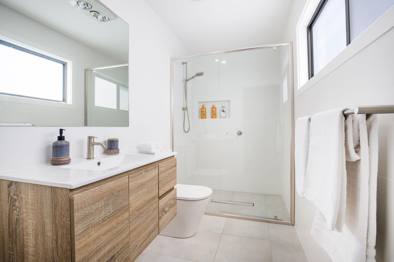 Bathroom 3, Burra Beachy - Pet Friendly - 5 Mins Walk to Beach, Shoalhaven - Pt B