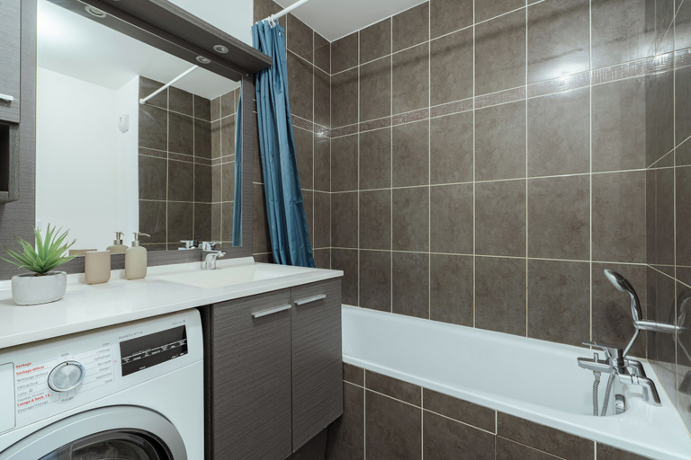 Bathroom 4, Appartement Spacieux a Chatillon, Hauts-de-Seine