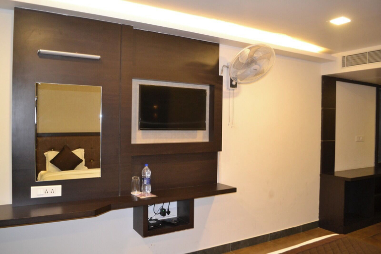 Bathroom 4, Hotel Free Birds, Tiruchirappalli