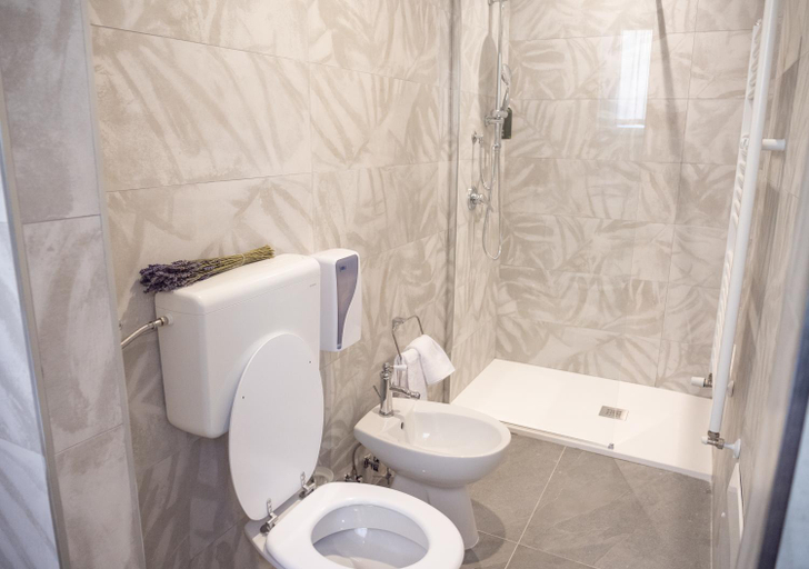 Bathroom 2, Saragozza Residence, Bologna