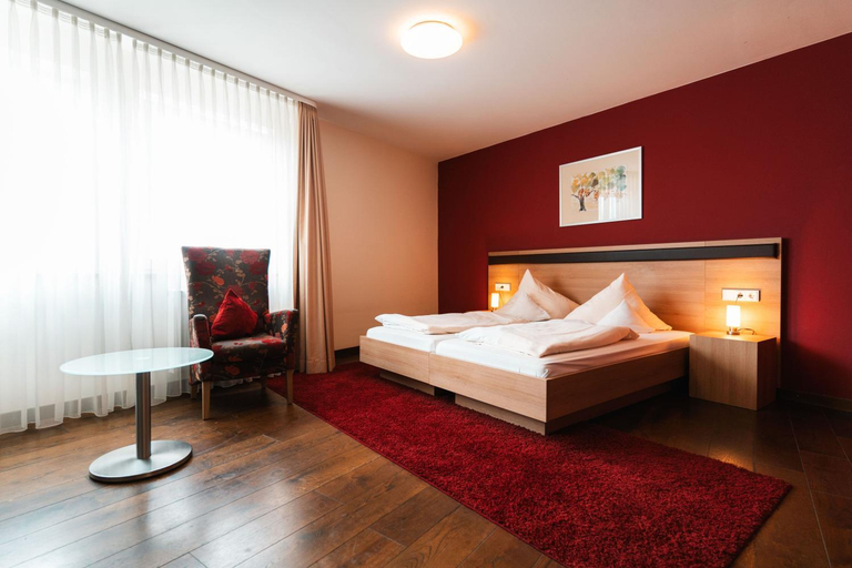 Bedroom 2, Landhotel und Weingasthof Schwarzer Adler, Kitzingen