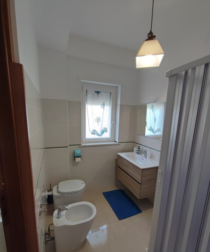 Bathroom 5, B&B Angelina, Latina