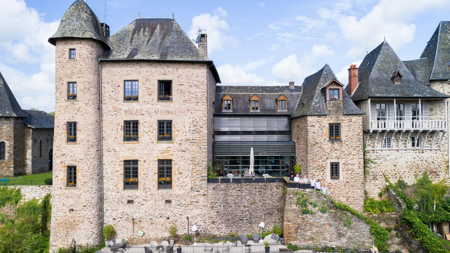 Exterior & Views