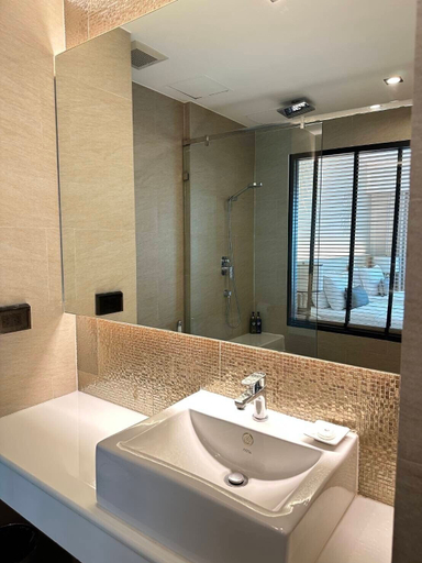 Bathroom 5, Iconic Hotel, Chatuchak