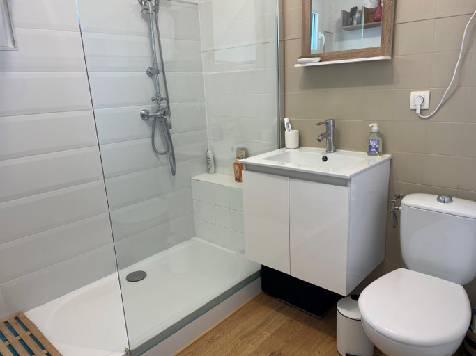 Bathroom 3, La Sauveterre, Drôme