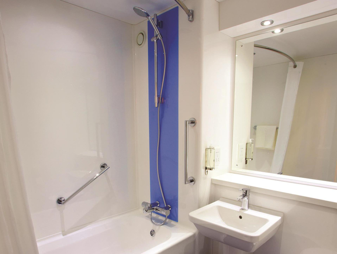 Bathroom 4, Travelodge Worcester, Worcestershire