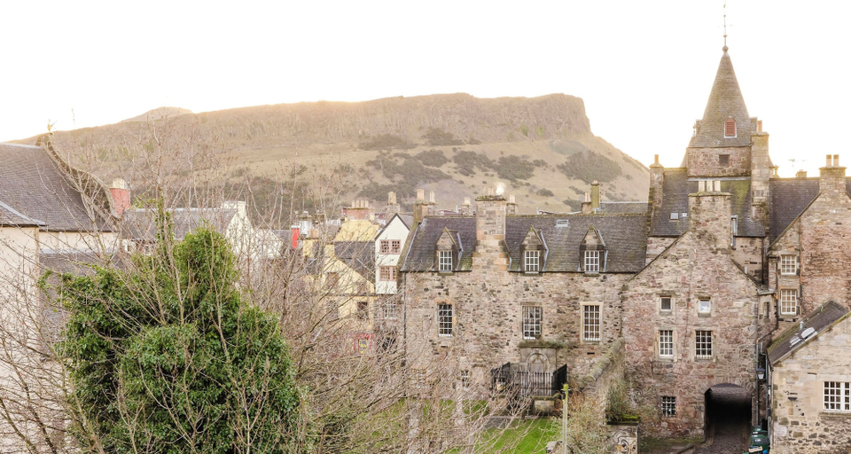Exterior & Views 2, JOIVY Ultra Gorgeous 3bd Old Town Apt w\ Balcony&Parking, Edinburgh