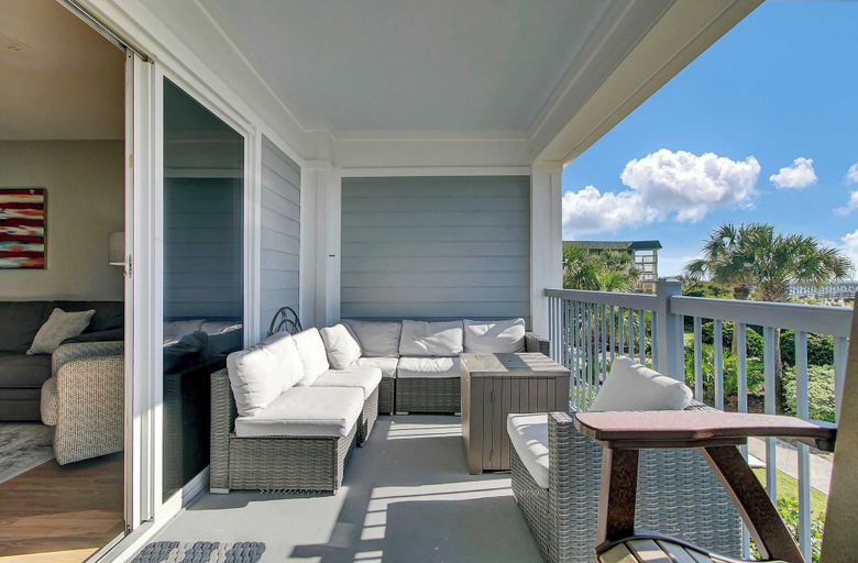 Beachfront 3bdr Condo w/ Pool & Deck Ocean Views Ocean Blvd #102 by Avantstay, Charleston