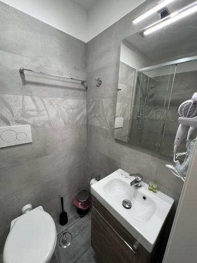 Bathroom 2, Favola Romana, Roma