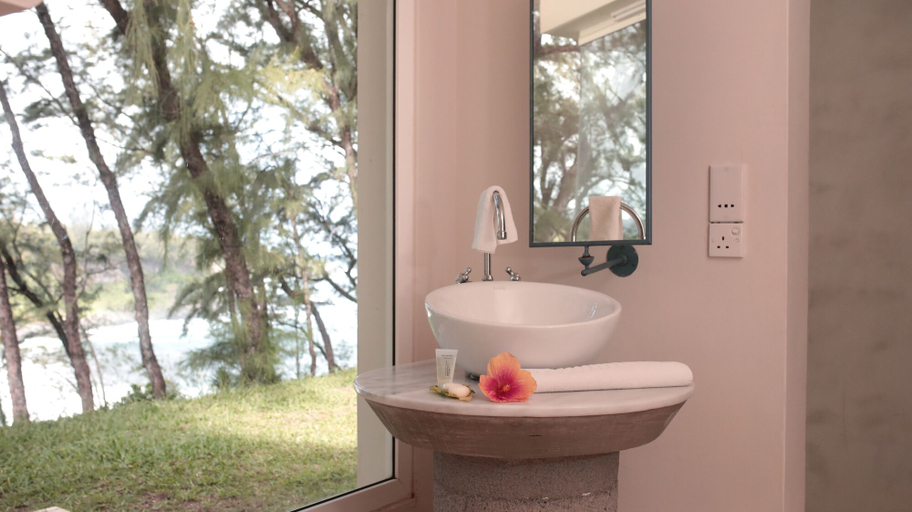 Bathroom 5, Andrea Lodges