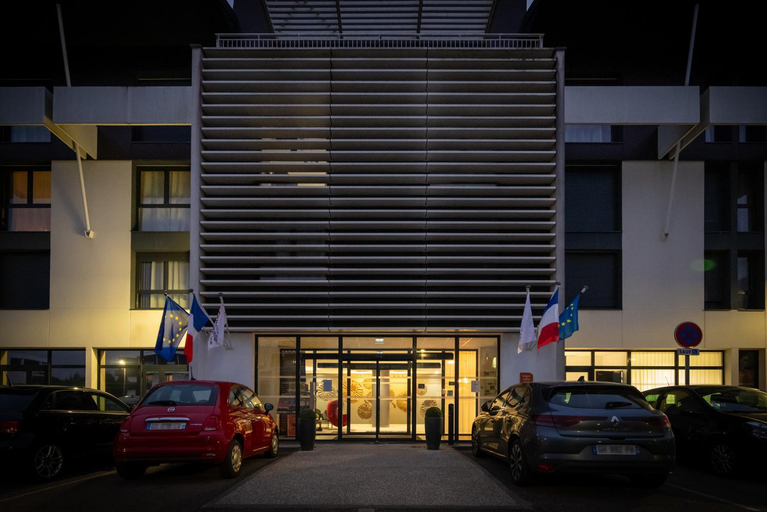 Exterior & Views