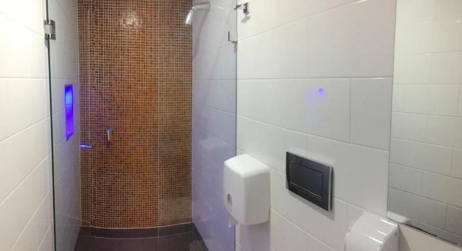Bathroom 10