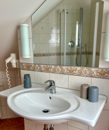 Bathroom 5, Hotel Ostseeblick - direkt hinter den Dunen, Vorpommern-Greifswald