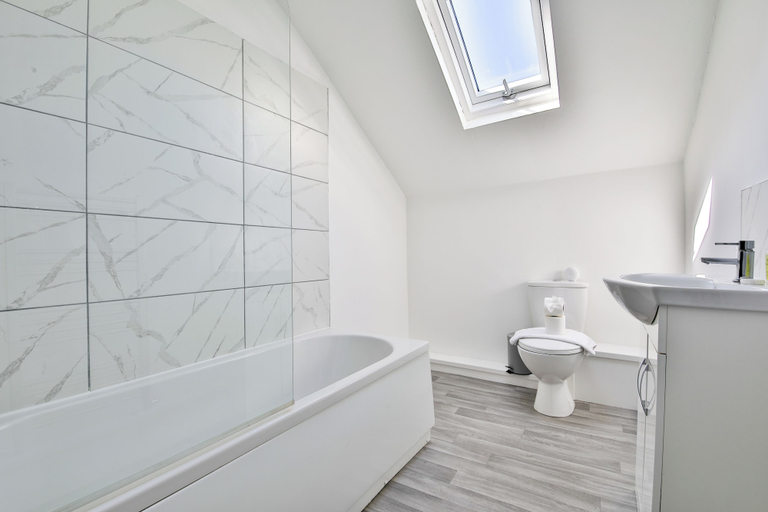 Bathroom 2, 1 Bed Flat Near Cardiff City Centre, Cardiff