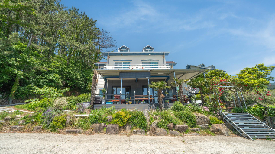 Geoje Youngsu Pension, Geoje