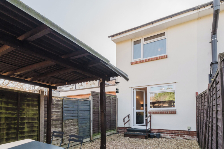 Exterior & Views 2, Corner House - Bright 2BD in Cheltenham, Gloucestershire