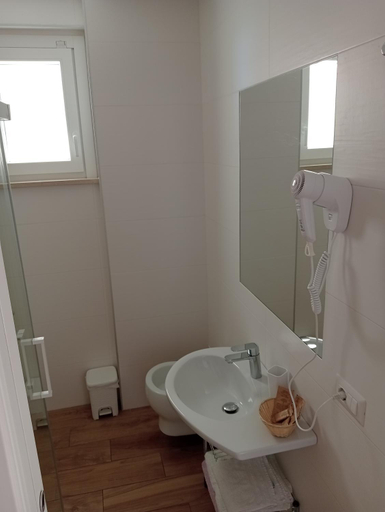 Bathroom 4, Hotel Flora, Teramo