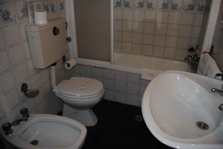 Bathroom 3, Peninsular, Porto