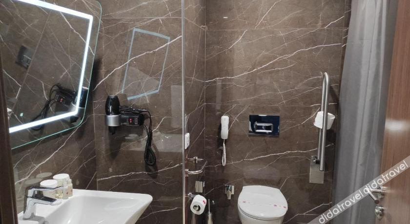 Bathroom 5, Ramada by Wyndham Izmir Aliaga, Aliağa