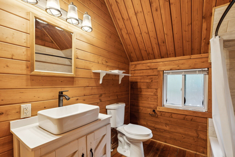 Bathroom 4, Lost Horse Lodge, Ravalli