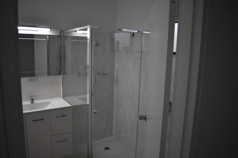 Bathroom 2, Riviana Motel, Deniliquin