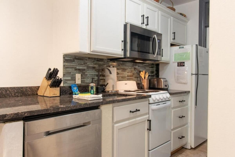 Others 5, 7 guests 2BR 2BA, Iron