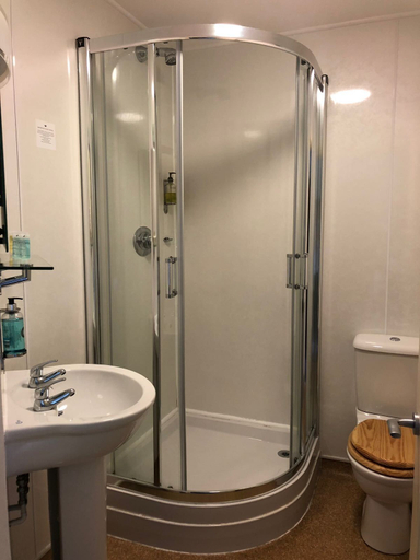 Bathroom 2, USK AND RAILWAY INN, Powys