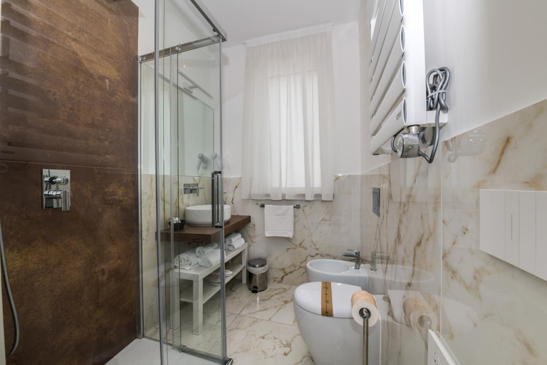 Bathroom 2, Donna Adriana Rooms, Salerno