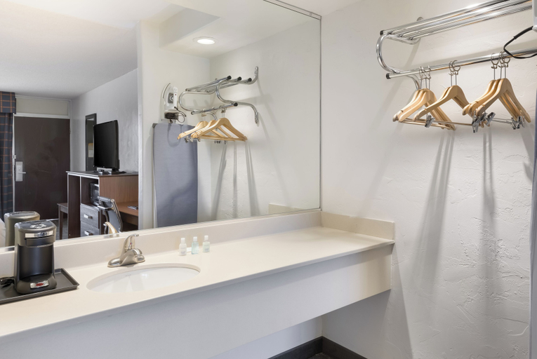 Bathroom 5, Clarion Hotel Concord/Walnut Creek, Contra Costa