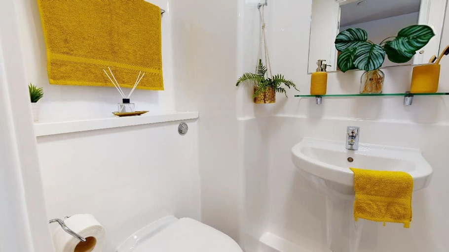 Bathroom, Altus House - Campus Accommodation, Leeds