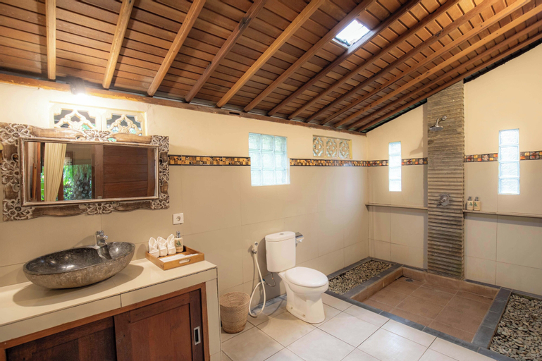 Bathroom 13