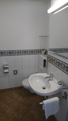 Bathroom 4, Hotel Henry, Erding