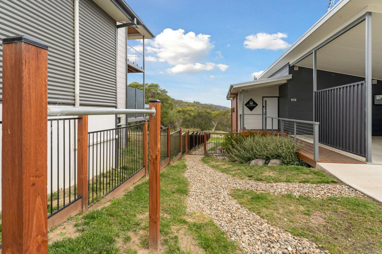 Black Diamond Retreat - Luxury 3BR Home l Lake Views l Fire Pit l WiFi l Bath, Snowy River