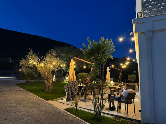 Food & Drinks 4, Carolea Villas