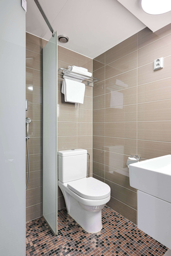 Bathroom 5, Comfort Hotel Xpress Helsinki Airport Terminal, Uusimaa
