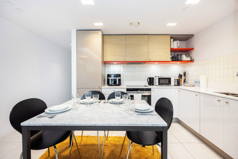 Others 4, Hoola Cove Executive One Bed Apartment, London