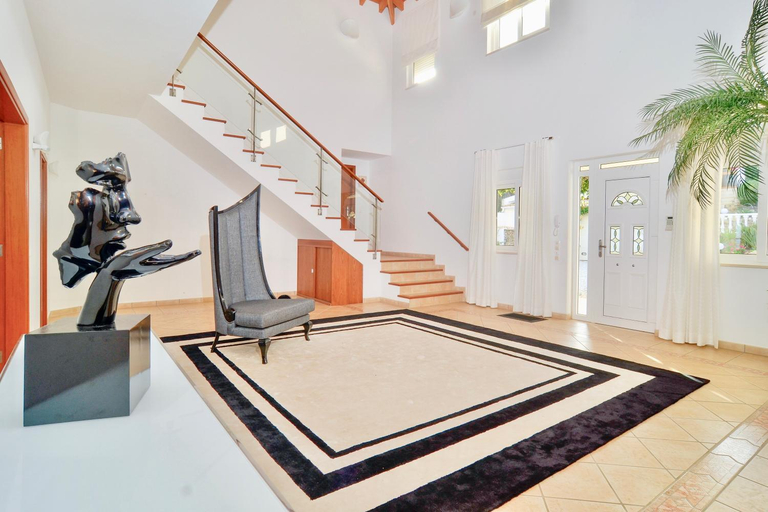 Others 5, Villa Zinha, Lagos