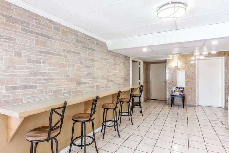 Food & Drinks 5, Days Inn by Wyndham Syracuse, Onondaga